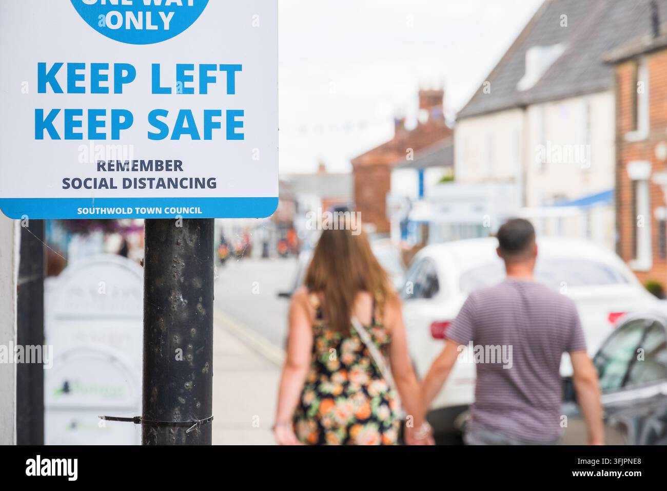 Suffolk, Regno Unito - 1 agosto 2020 - sistema di sola andata e segnale di allontanamento sociale visualizzato sulla strada della città di mare Southwold Foto Stock