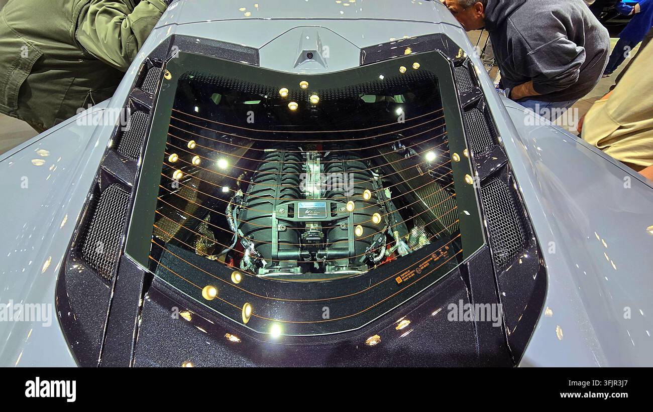 Motore centrale LT2 V8 visibile attraverso il finestrino posteriore della cupola in vetro di una Chevrolet Corvette C8 del 2024. Foto Stock