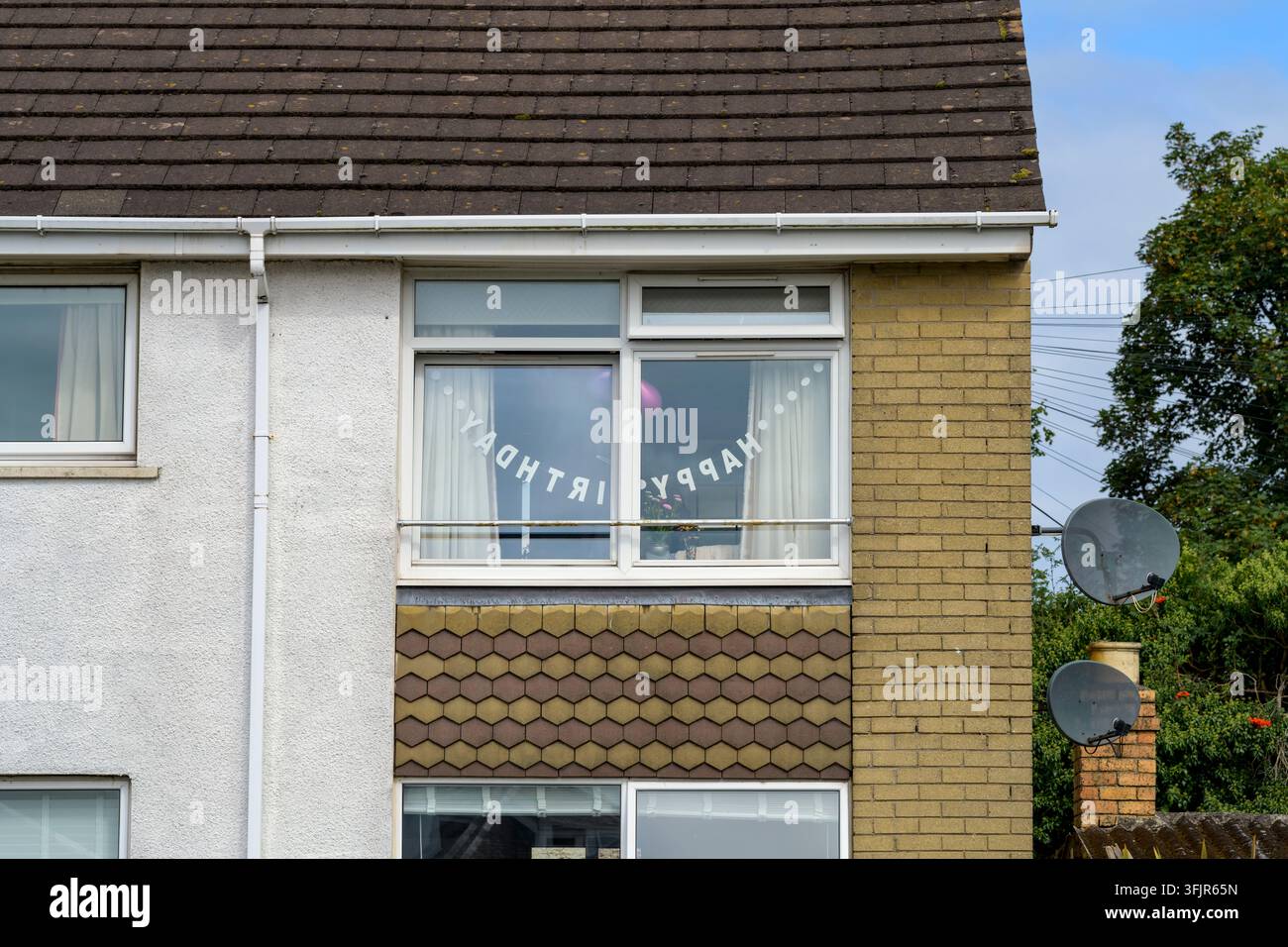 Banner di buon compleanno in una finestra di casa, Regno Unito Foto Stock