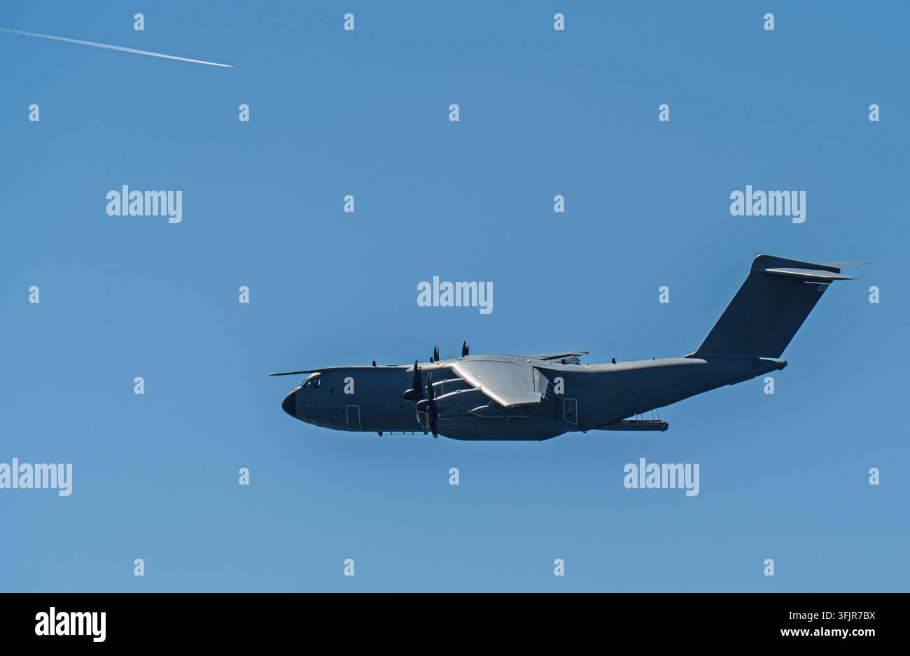 Aereo da trasporto militare Airbus A400M Atlas che vola in un cielo blu Foto Stock