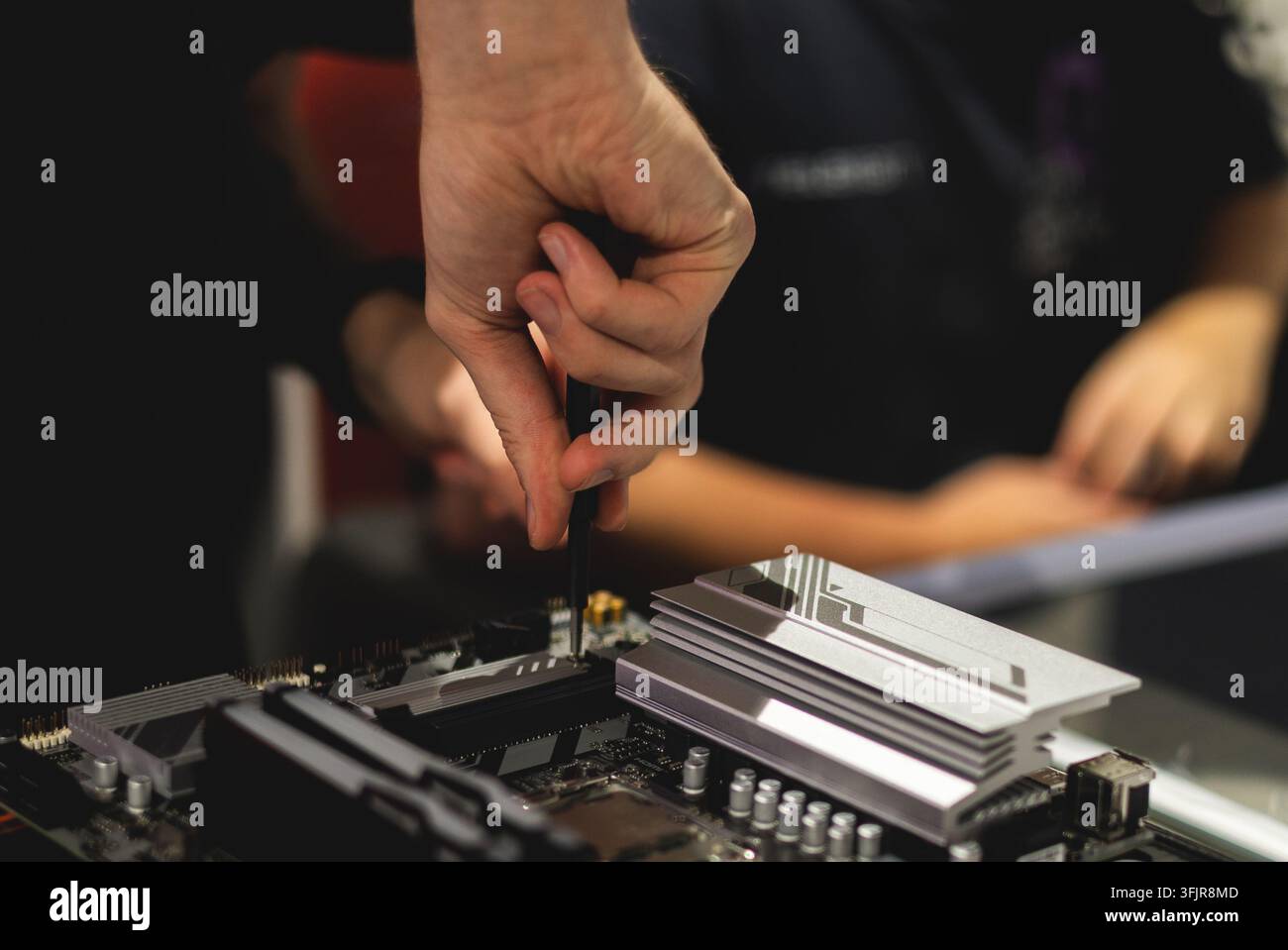 Un ingegnere informatico assembla un computer Foto Stock