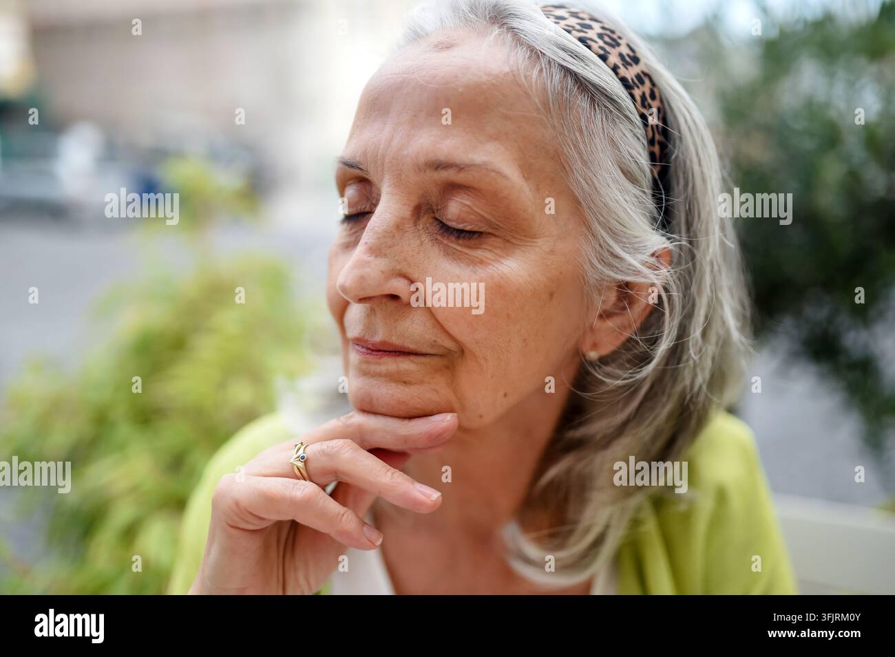Close up di una donna anziana rilassata con gli occhi chiusi. Foto Stock