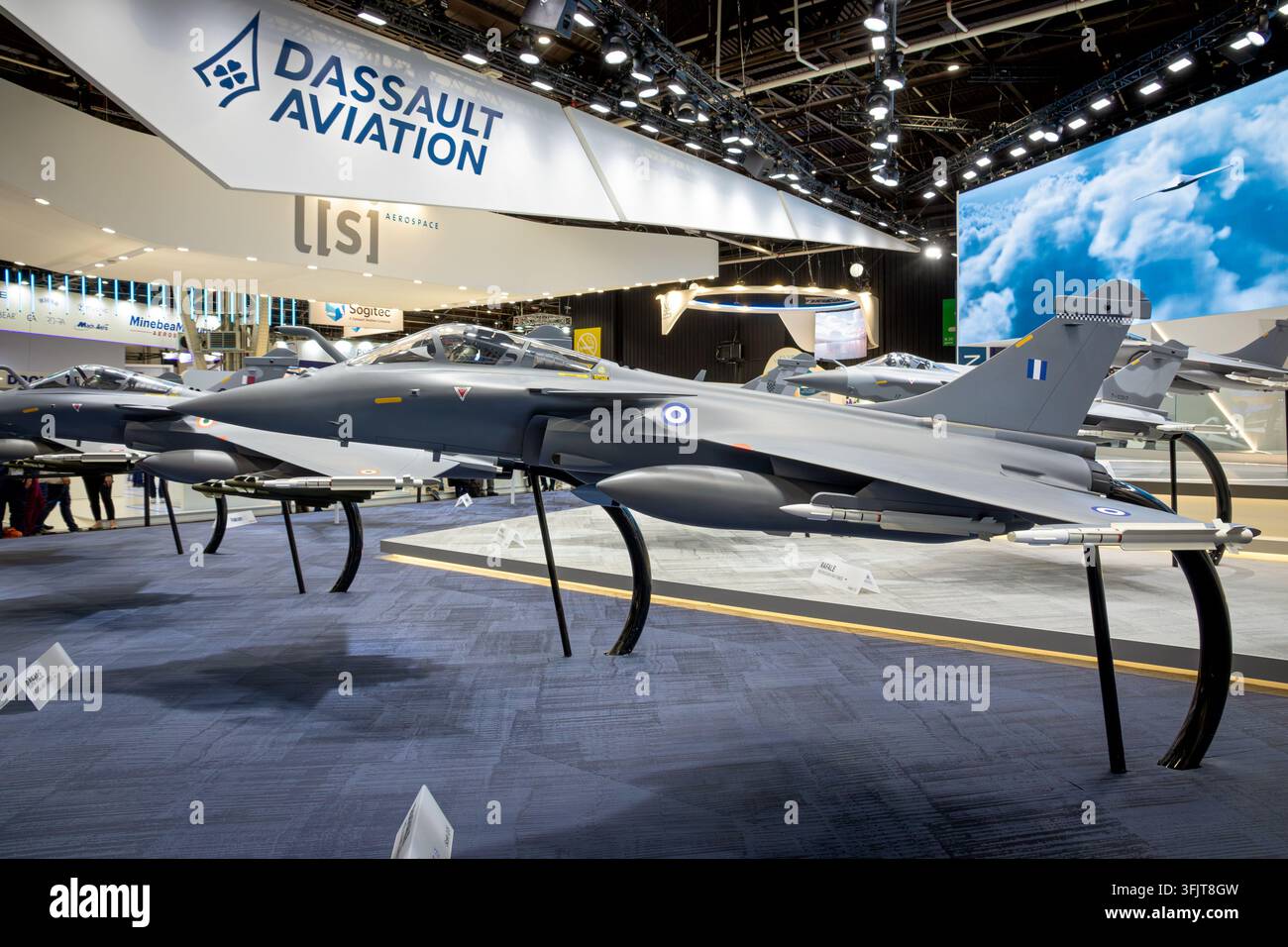 Stand espositivo di Dassault Aviation con un modello in scala dell'aereo da combattimento Rafale al Salone dell'Aeronautica di Parigi. Parigi, Francia - 18 giu 2025 Foto Stock