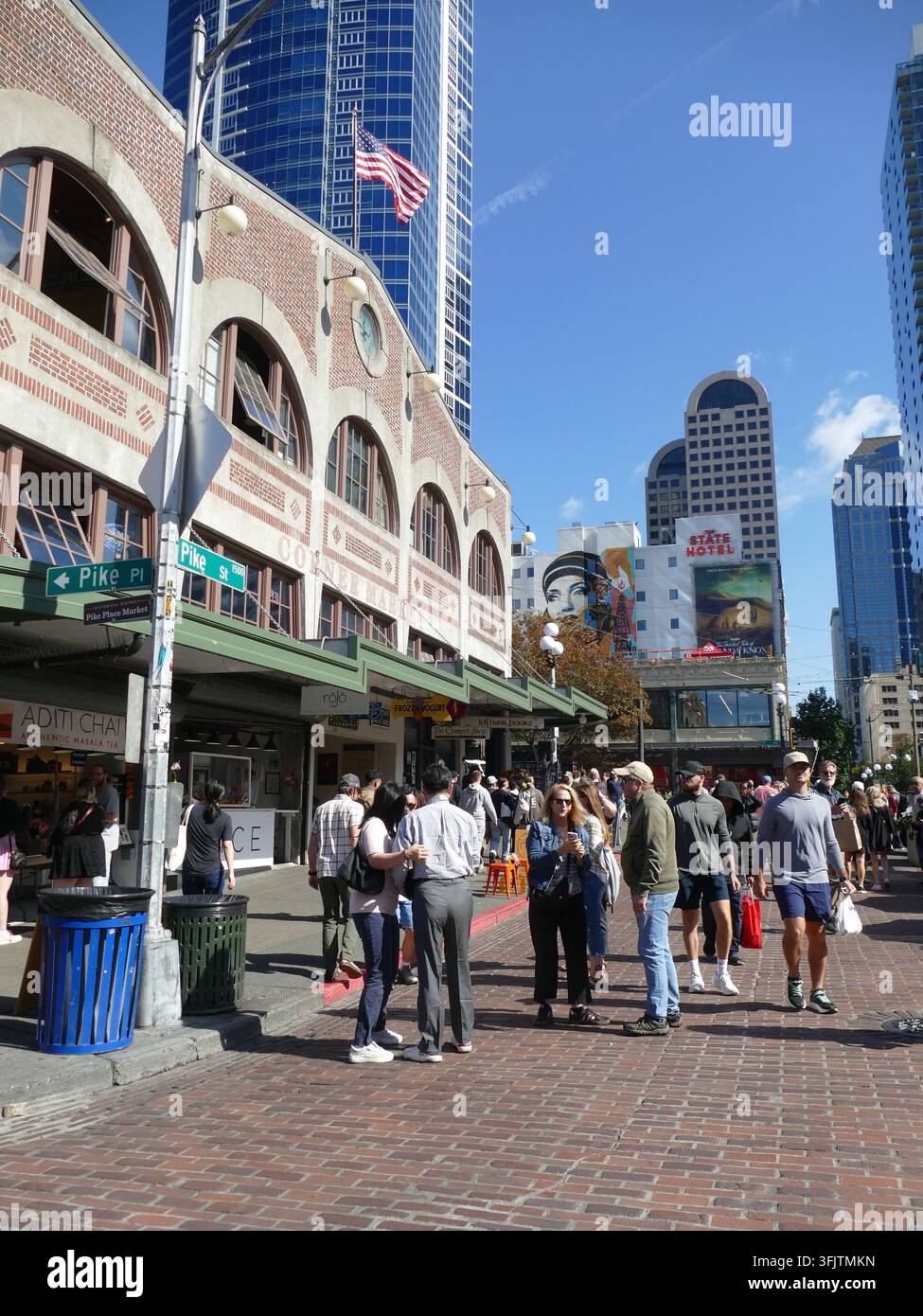 SEATTLE -SEP 18, 2025 - Le persone passeggiano lungo le strade di mattoni del Pike Place Market a Seattle, esplorando negozi e la vivace cultura del mercato sul lungomare e ve Foto Stock