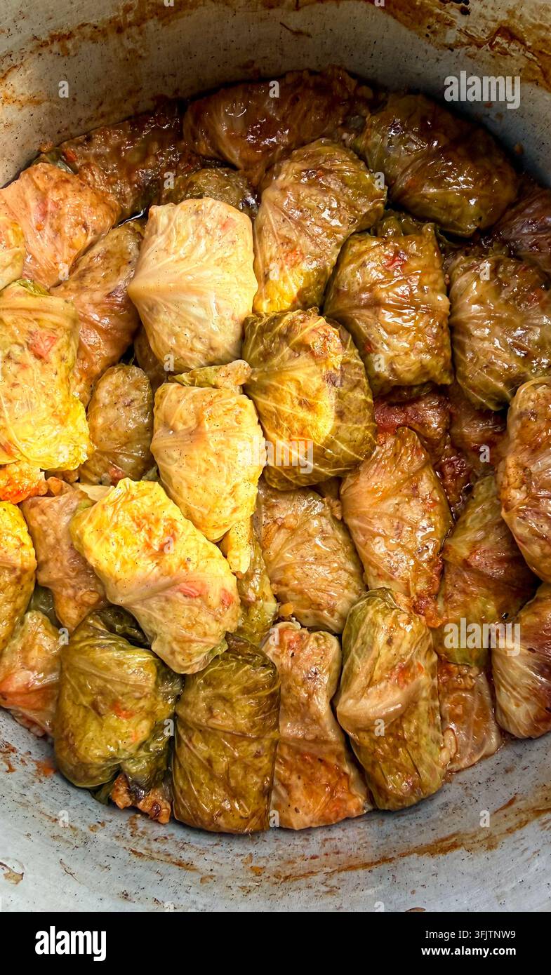 Involtini di cavolo ripieni tradizionali che cuociono in una grande pentola Foto Stock