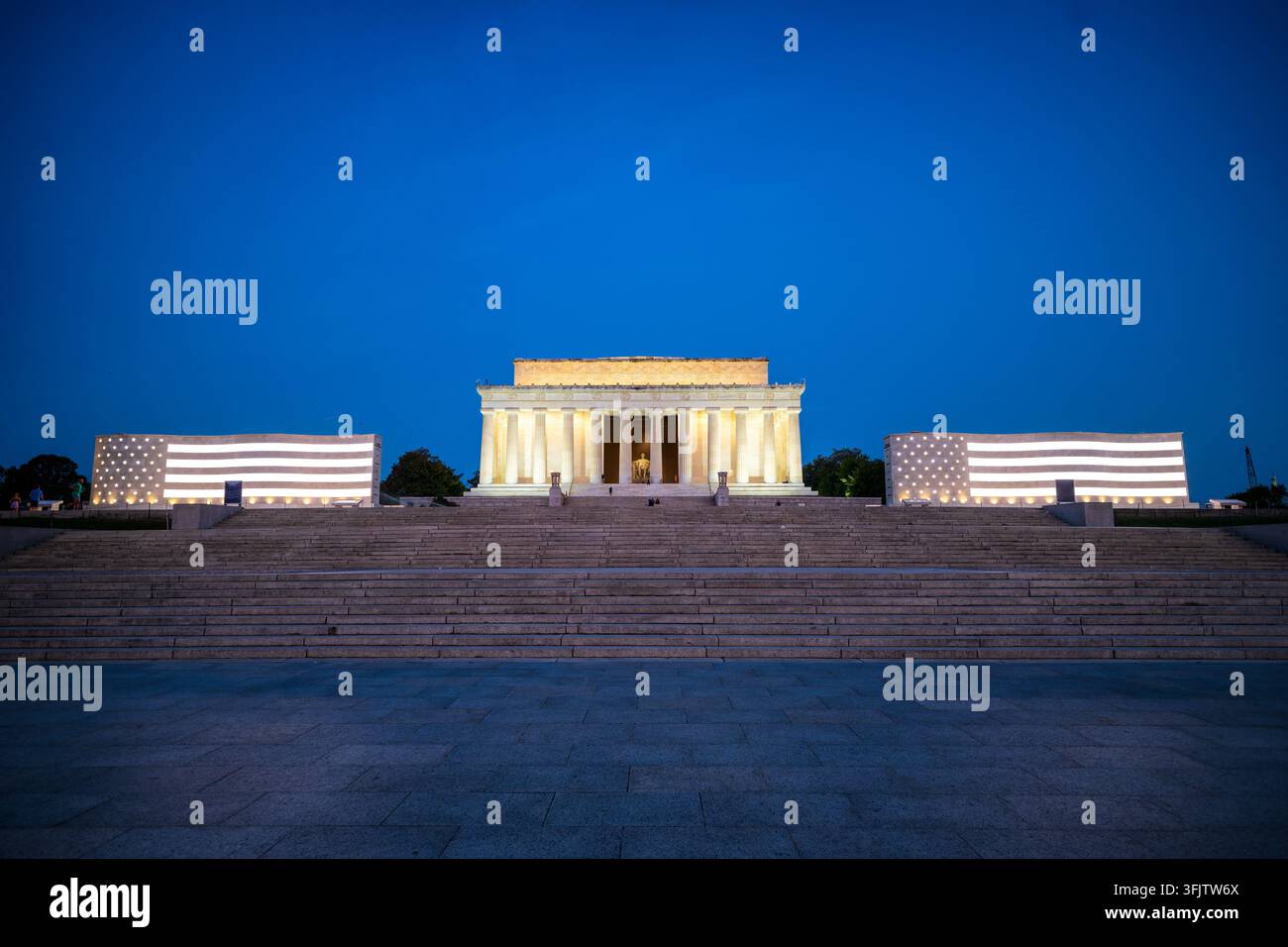 Monumento Militare Nazionale all’Alba vicino al Lincoln Memorial | WASHINGTON — Due strutture illuminate a forma di bandiera del “Monumento Militare Nazionale” fiancheggiano i gradini est del Lincoln Memorial nella luce dell’alba, giovedì 17 settembre 2026. USAA ha presentato l’installazione temporanea su Lincoln Memorial Plaza, parte del National Mall gestita dal National Park Service. Le due strutture si elevano di 18 piedi (5,5 m) e utilizzano 528 schermi LED posizionati tra strisce di calcare dell’Indiana simulato per far scorrere i nomi di oltre 41 milioni di americani che hanno servito dalla Guerra d’Indipendenza. USAA ha aperto il tributo Foto Stock