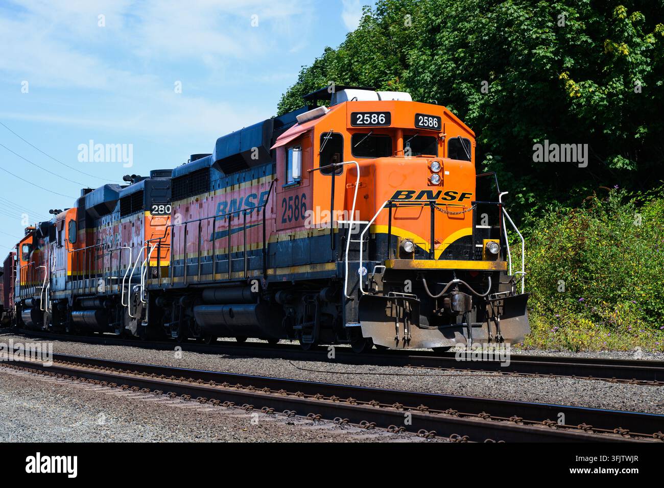 Everett, WA, USA - 8 agosto 2026; Locomotiva diesel da merci BNSF GP39-3 in livrea arancione aziendale con logo swoosh Foto Stock