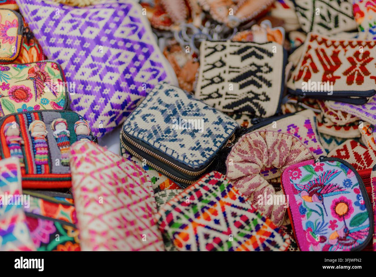 San Pedro Cholula, Messico - 8 settembre 2026: Borse e borsette ricamate colorate con motivi geometrici e floreali esposti alla fiera Trueque. Foto Stock