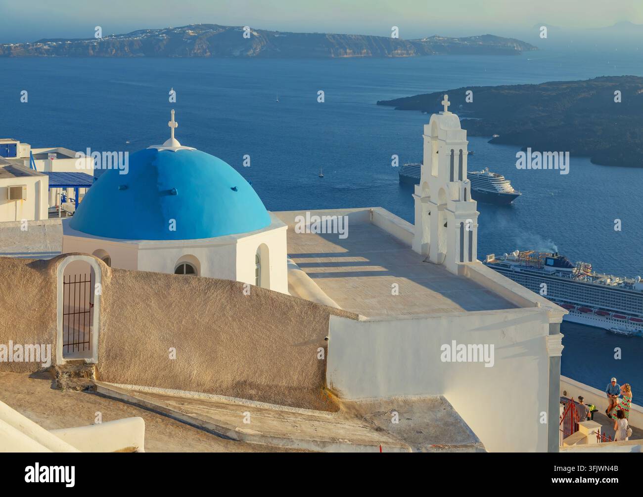 Chiesa delle Tre Campane che si affaccia sulla caldera di Santorini, Fira, Thira, Santorini, Cicladi, Grecia Foto Stock
