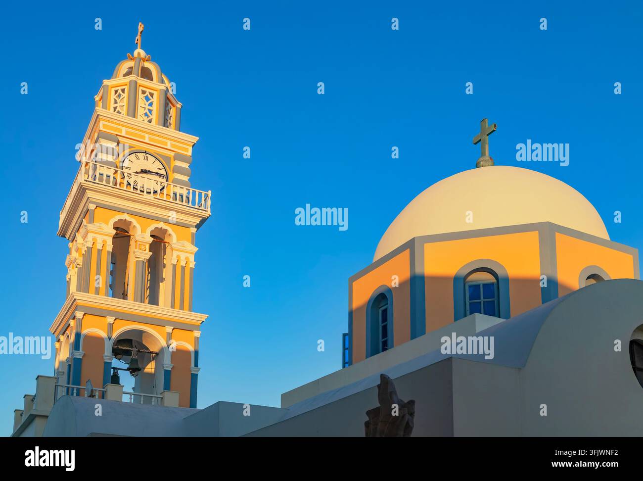 Cattedrale di San Giovanni Battista, torre e cupola della chiesa, Fira, Thira, Santorini, Cicladi, Grecia Foto Stock