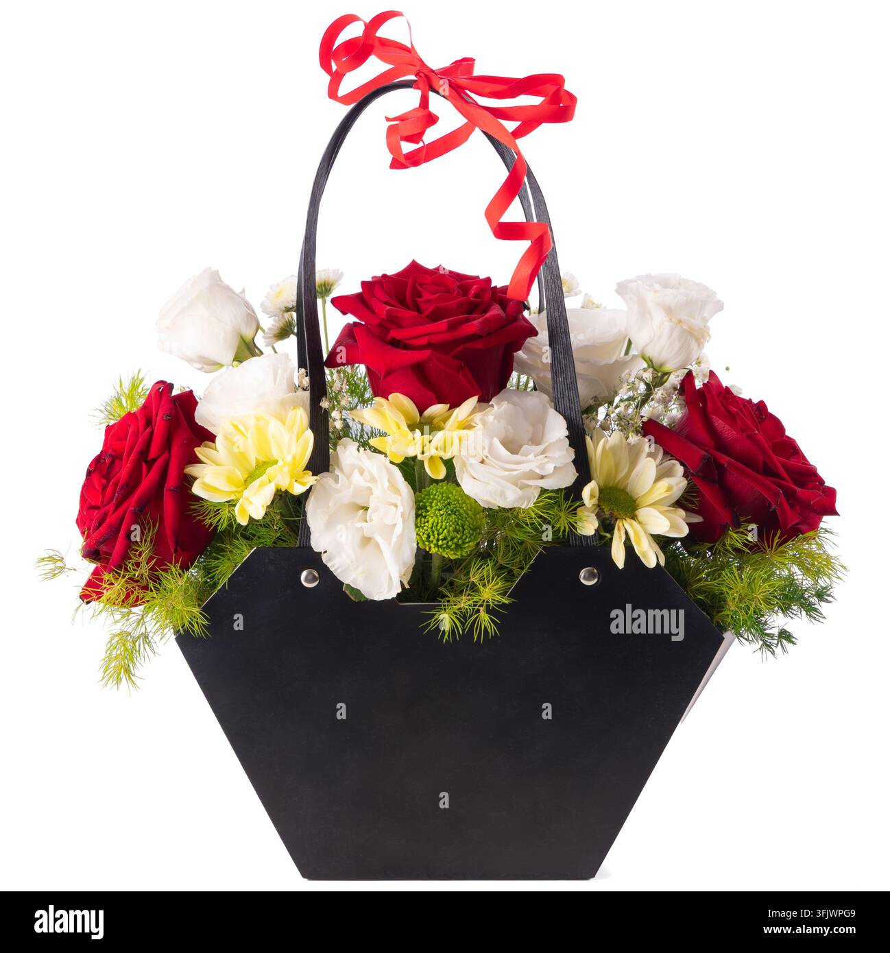 Rose rosse, eustoma bianco e crisantemi gialli in composizione floreale in una borsa regalo nera isolata su sfondo bianco Foto Stock