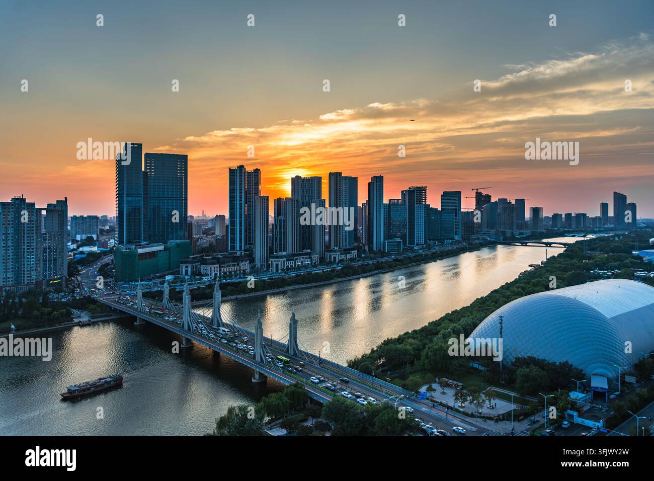 Ponte di Shangying a Tongzhou, Pechino, fiume e ponte al tramonto Foto Stock