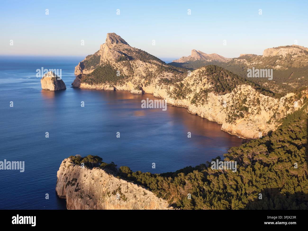 Es Colomer Viewpoint, Penisola di Formentor, Baia di Pollensa, Comarca Sierra de Tramuntana, Mar Mediterraneo, Maiorca, Isole Baleari, Spagna, Europa Foto Stock