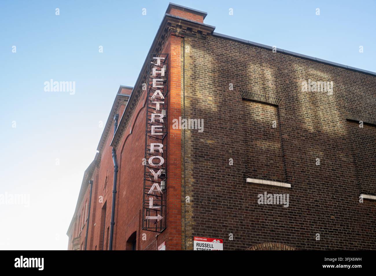 I visitatori osservano il Teatro Reale Drury Lane storico su Russell Street, Londra, un famoso luogo di riferimento che ospita spettacoli teatrali dal vivo. Foto Stock