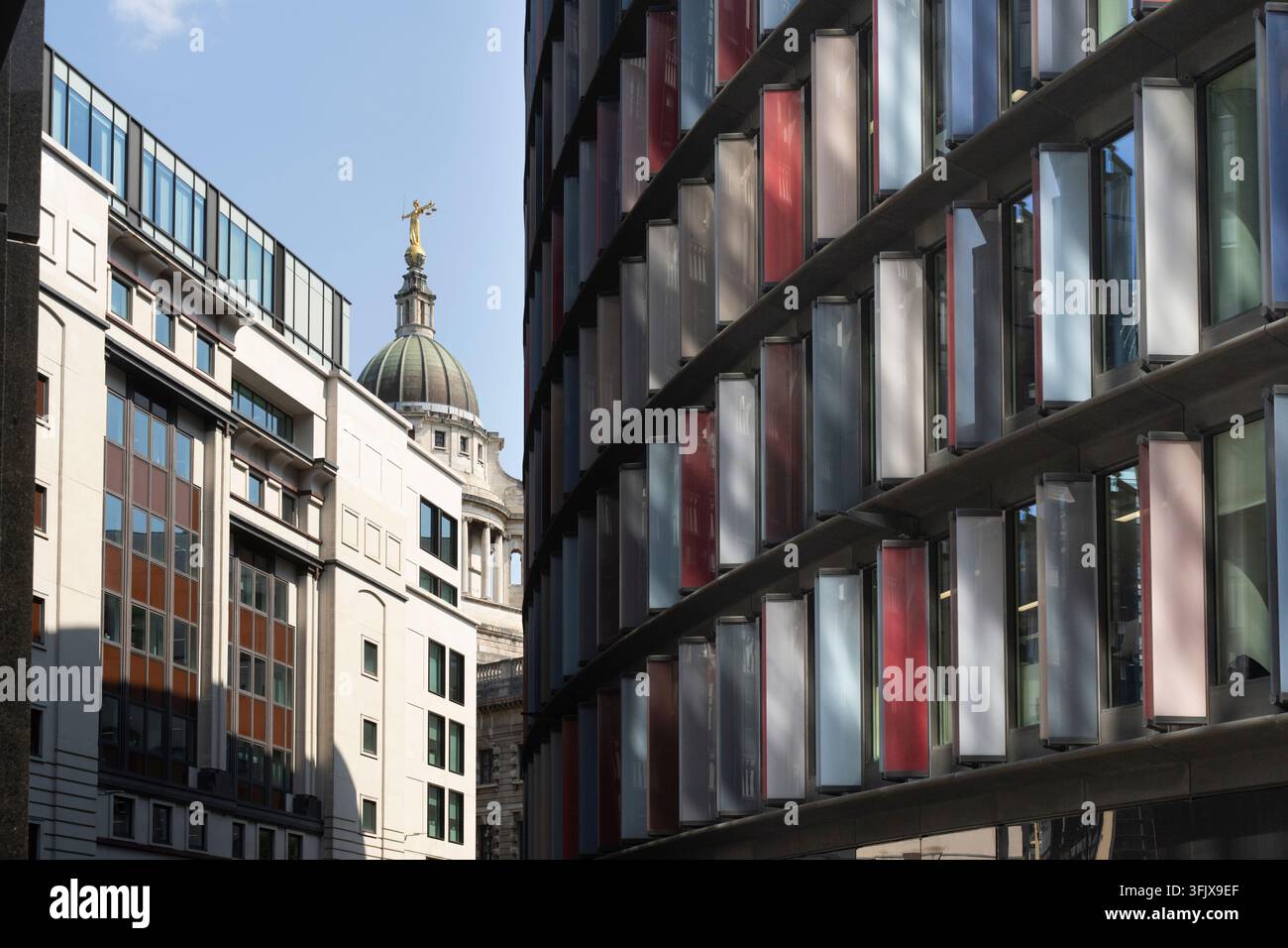 Visto da Limeburner Lane, gli uffici moderni della città incorniciano la cupola dorata della Lady Justice dell'Old Bailey per contrastare le epoche architettoniche. Foto Stock