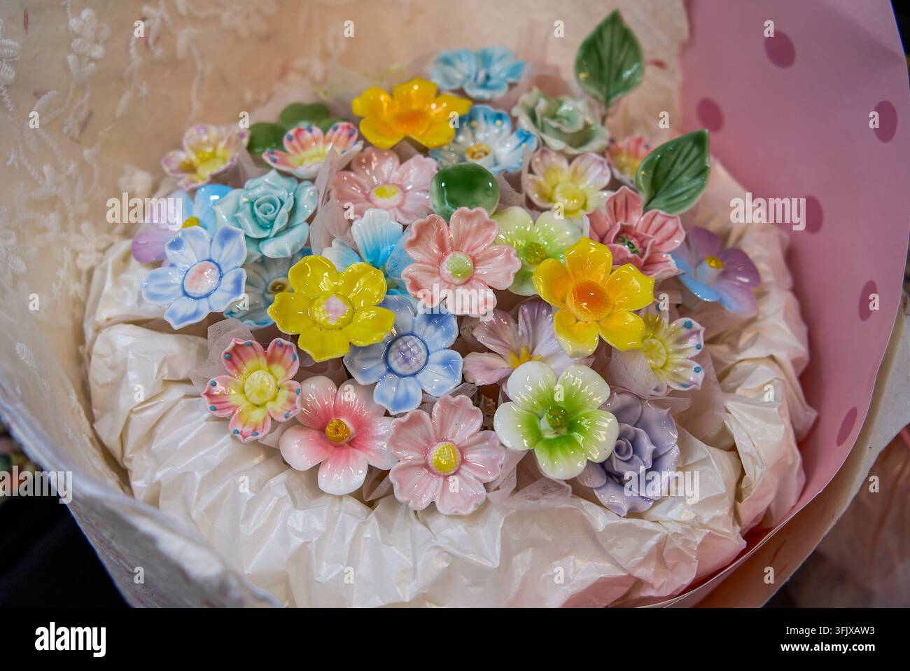 Primo piano: Al mercato dei fiori di Nanning, mazzi rotondi di ceramica splendidamente confezionati adornati con fiori colorati, vivaci e carini. Foto Stock