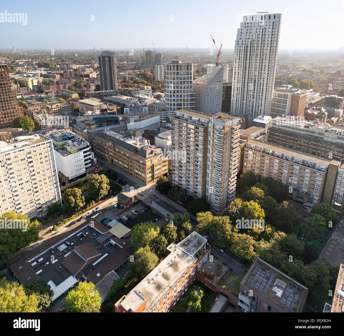 Vista aerea della Golden Lane Estate a Londra, che documenta la densità abitativa urbana e la rigenerazione vicino a Old Street. Foto Stock