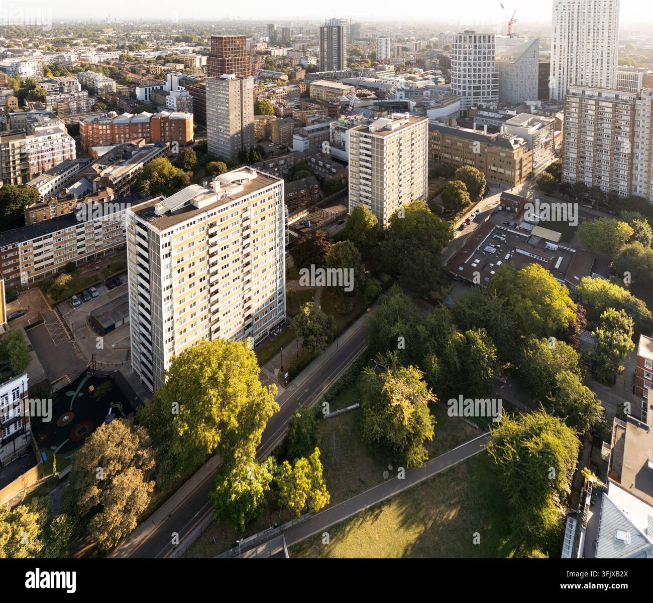Veduta aerea dei blocchi residenziali della Golden Lane Estate vicino a Old Street, Islington, Londra, che documenta le abitazioni comunitarie urbane. Foto Stock