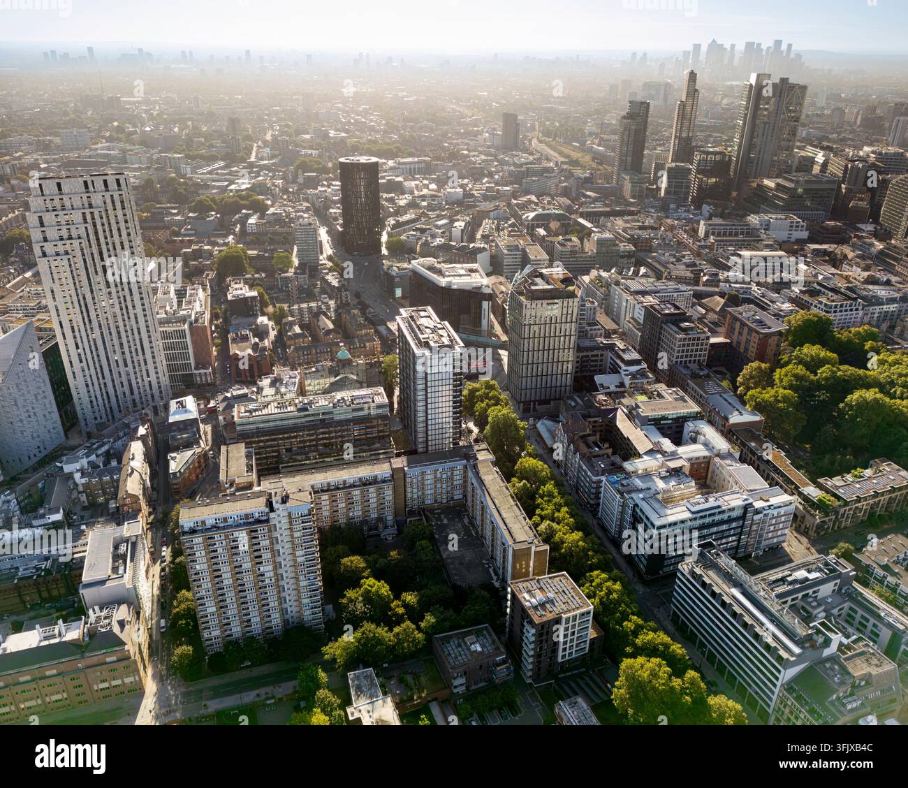 Vista aerea di Old Street, Islington, Londra, che mostra l'Atlas Building e la crescita urbana mentre le persone vivono e lavorano nella capitale. Foto Stock