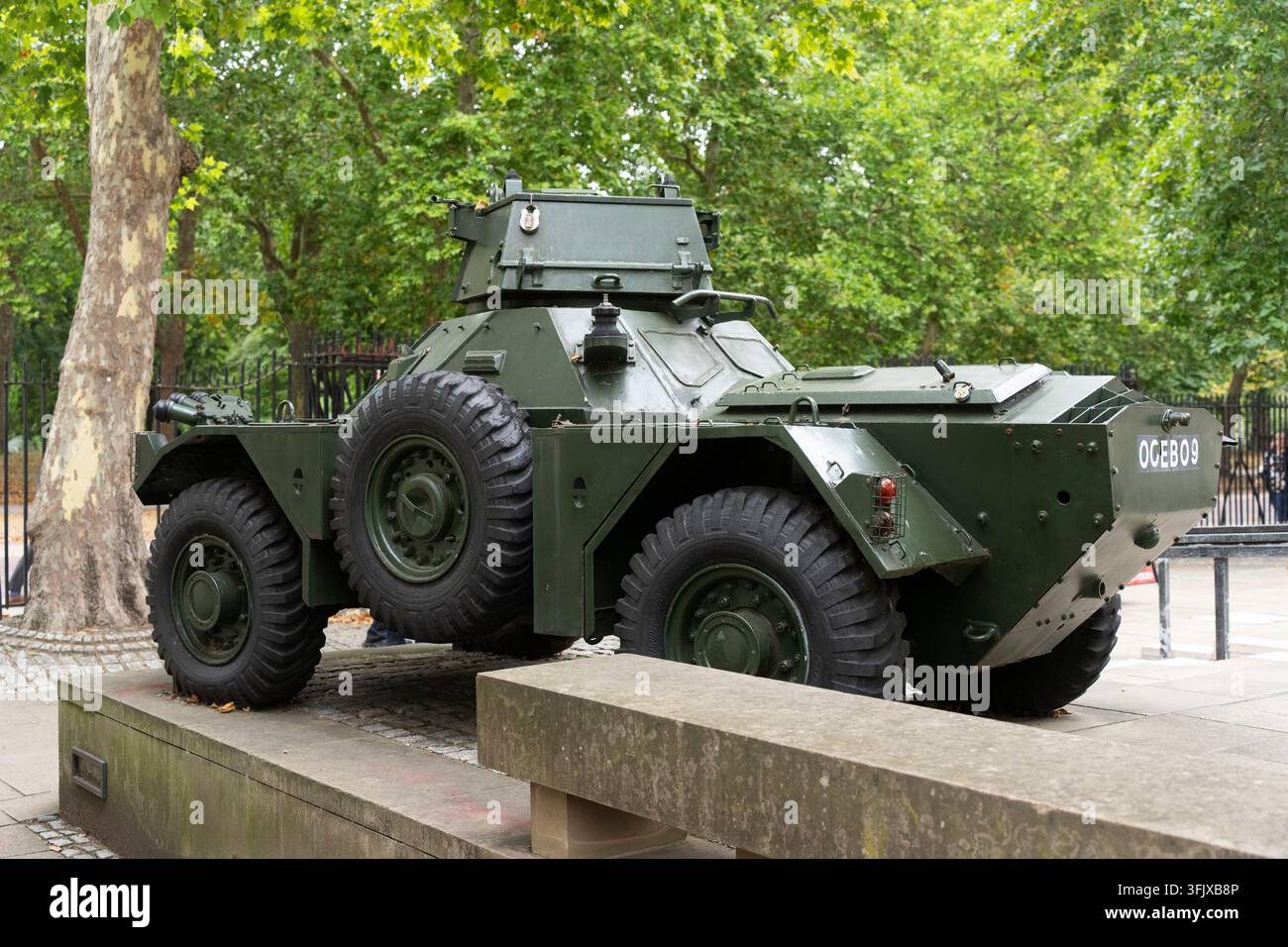 Un'auto blindata Ferret esposta fuori dal Guards Museum alla Wellington Barracks di Londra per mostrare l'eredità militare britannica. Foto Stock