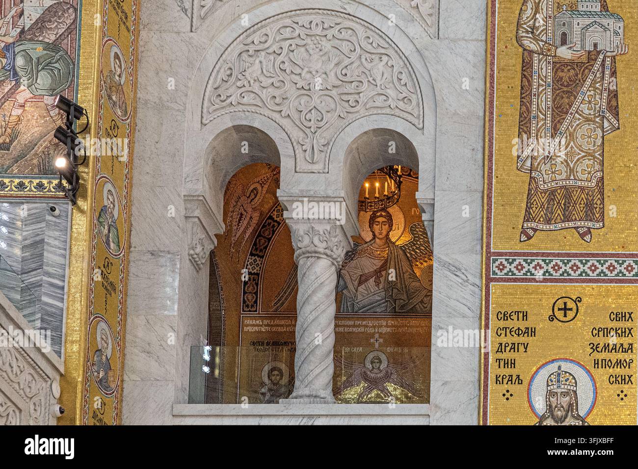 Mosaici d'oro intricati di santi decorano le pareti interne della storica cattedrale di San Sava a Belgrado. Foto Stock