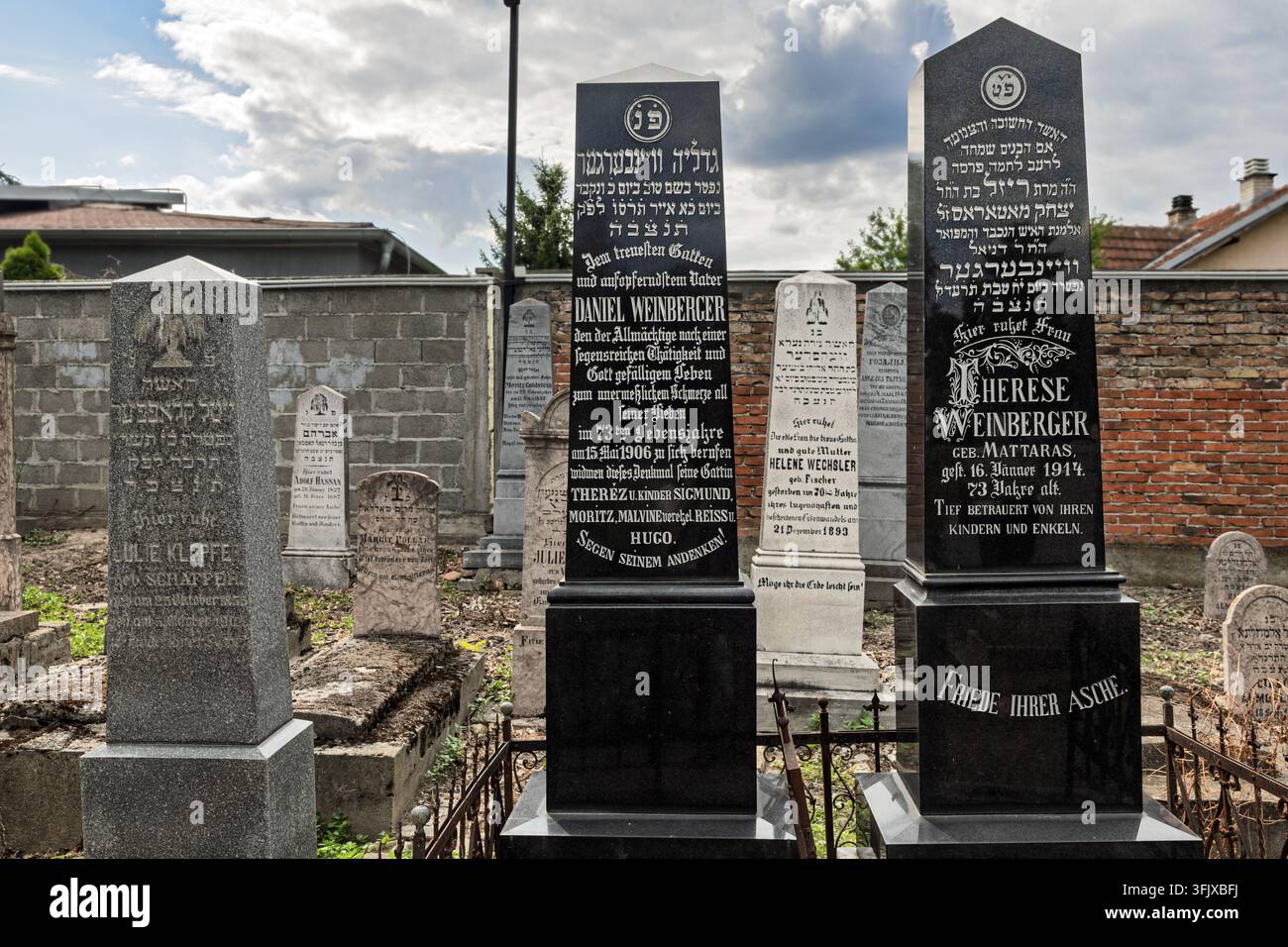 Monumenti per Daniel e Therese Weinberger in un cimitero ebraico, che segnano il loro ultimo riposo con rispetto, Cimitero ebraico di Zemun, situato su t Foto Stock