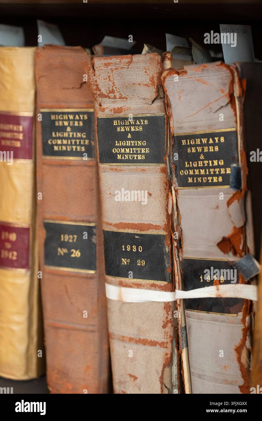 Gli archivisti preservano i libri dei verbali invecchiati presso la Battersea Reference Library, un edificio classificato di grado II ad Altenburg Gardens, Londra. Foto Stock