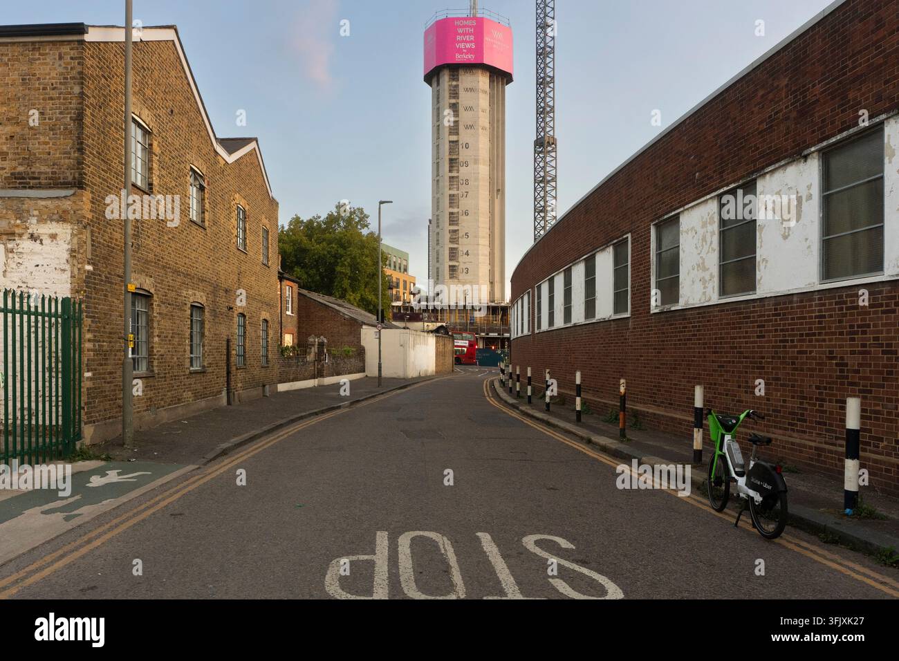 Berkeley riqualifica Wandsworth Mills a Londra in nuove case, presentando la torre dell'acqua che è un punto di riferimento nell'ex sito industriale. Foto Stock