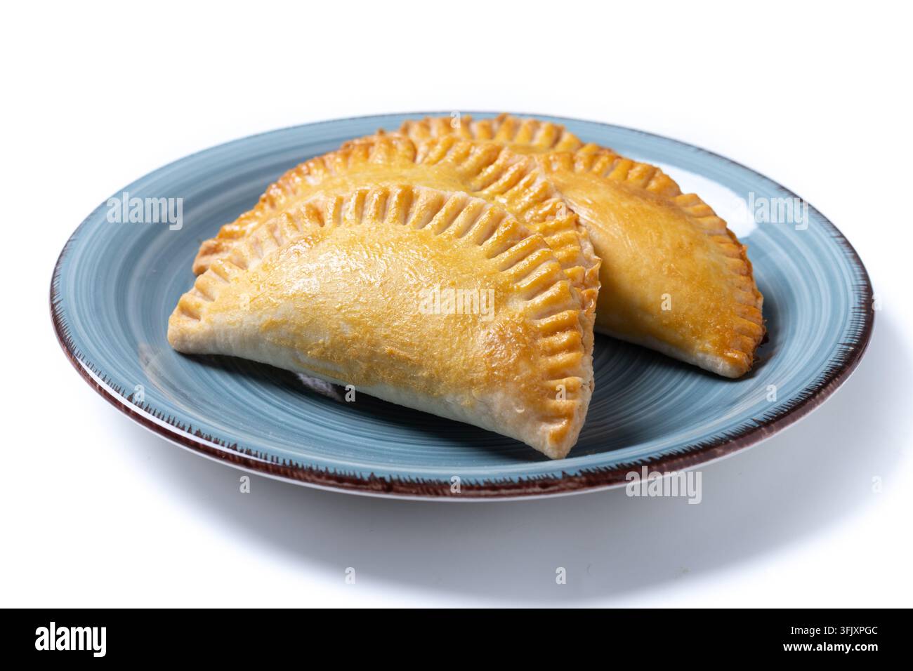 Empanadas dorati al forno isolati su sfondo bianco Foto Stock
