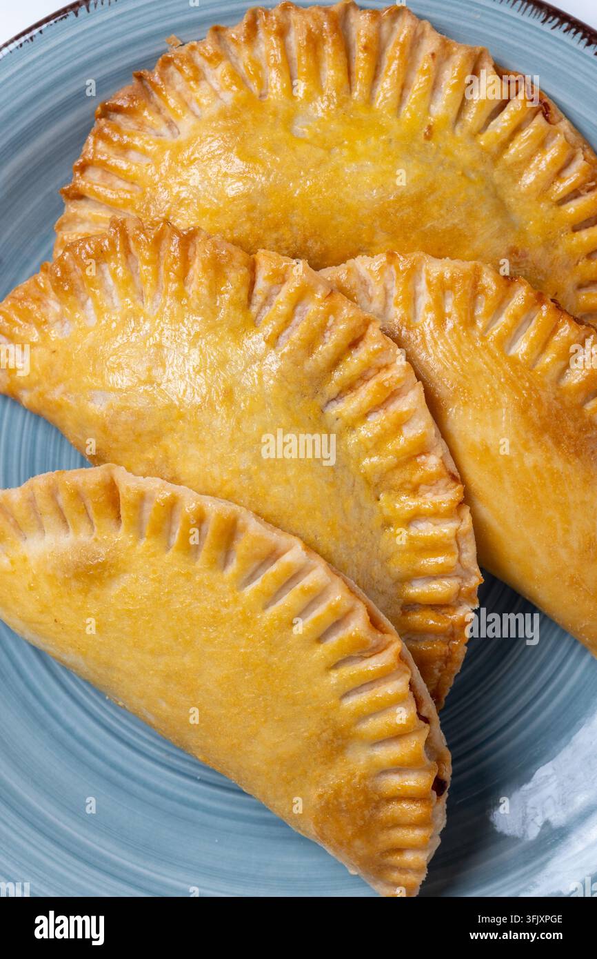 Empanadas dorati al forno isolati su sfondo bianco Foto Stock