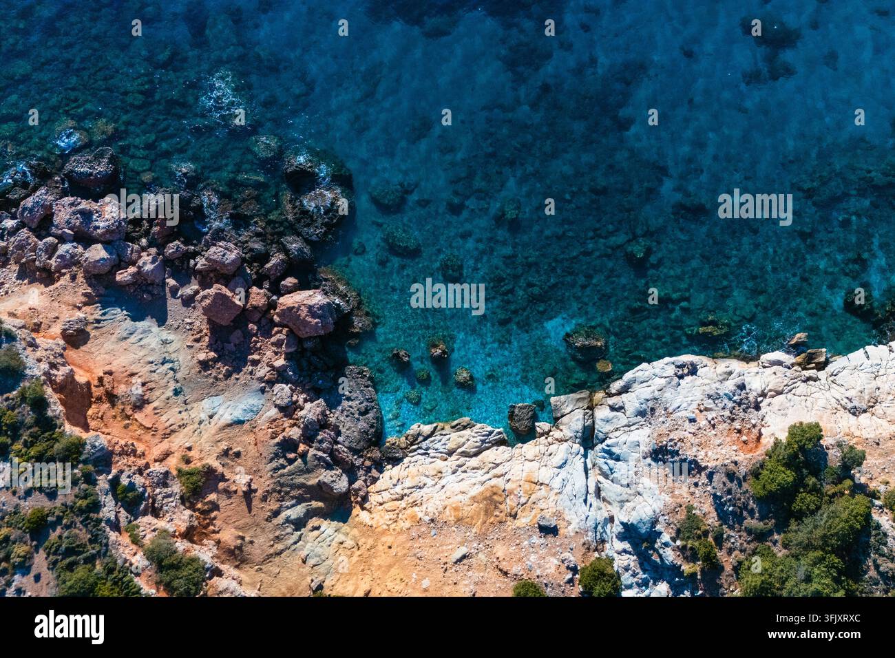Ligaridia (Naxos, Grecia), 12 settembre 2026: La costa rocciosa della Naxos orientale, fotografata dall'alto. La struttura geologica dell'isola include Foto Stock