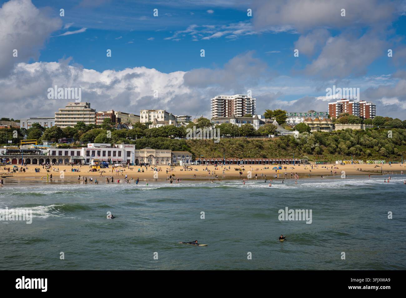 Vista panoramica soleggiata della spiaggia di Bournemouth, del lungomare e degli edifici sulla scogliera lungo la passeggiata East Cliff a Bournemouth, Dorset, Inghilterra, Regno Unito Foto Stock