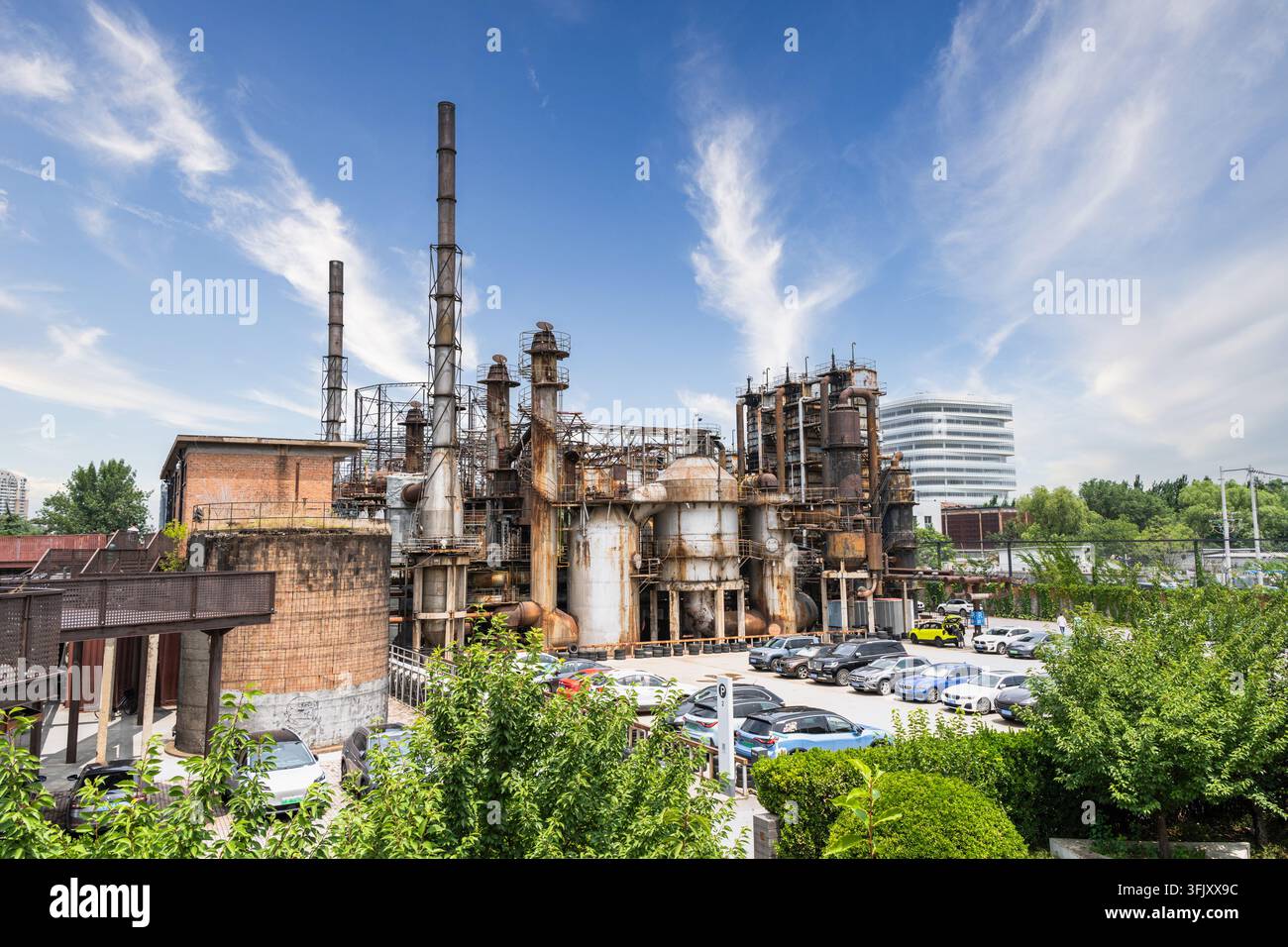Installazioni industriali e parcheggio nel distretto artistico 798, Pechino Foto Stock