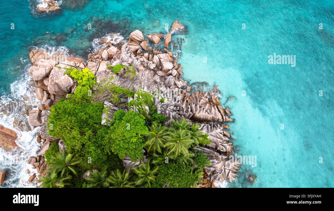 Veduta aerea di un'isola tropicale, con formazioni granitiche drammatiche e acque calme e turchesi. Isola di St Pierre. Seychelles. Foto Stock