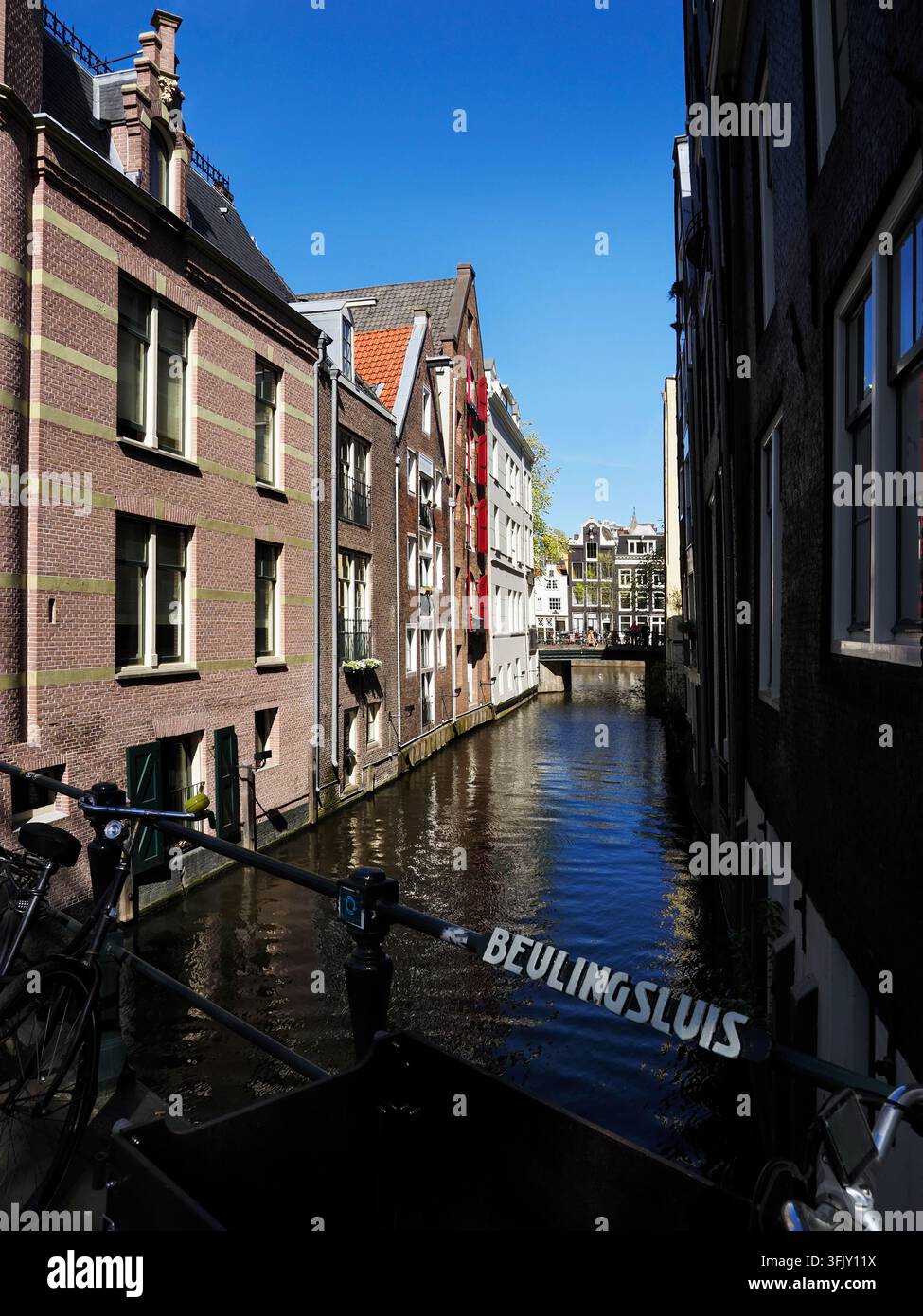 Beulingsloot uno dei canali più corti di Amsterdam da Beulingsluis sulla Herengracht Grachtengordel Amsterdam Olanda Settentrionale Paesi Bassi Foto Stock