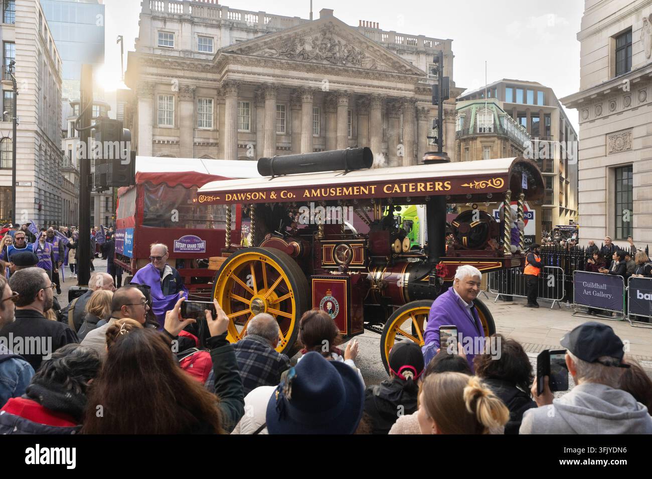 Folli osservano un motore a vapore vintage Dawson & Co. durante il Lord Mayor's Show fuori dal Guildhall a Londra. Foto Stock