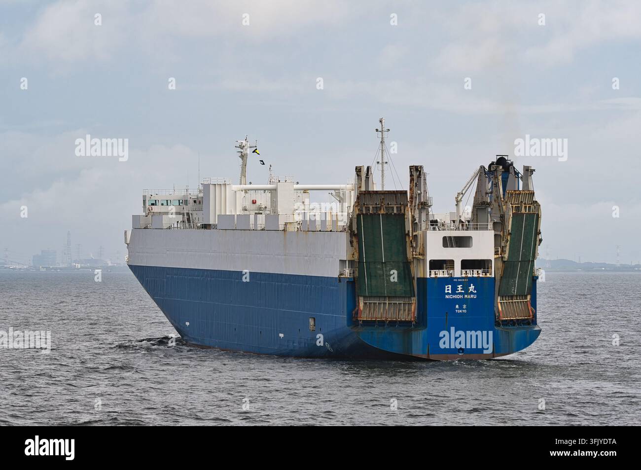 Nitto Kaiun Corporation NICHIOH MARU (IMO 9609184) nave da carico RO-RO in transito nella baia di Tokyo, Giappone Foto Stock