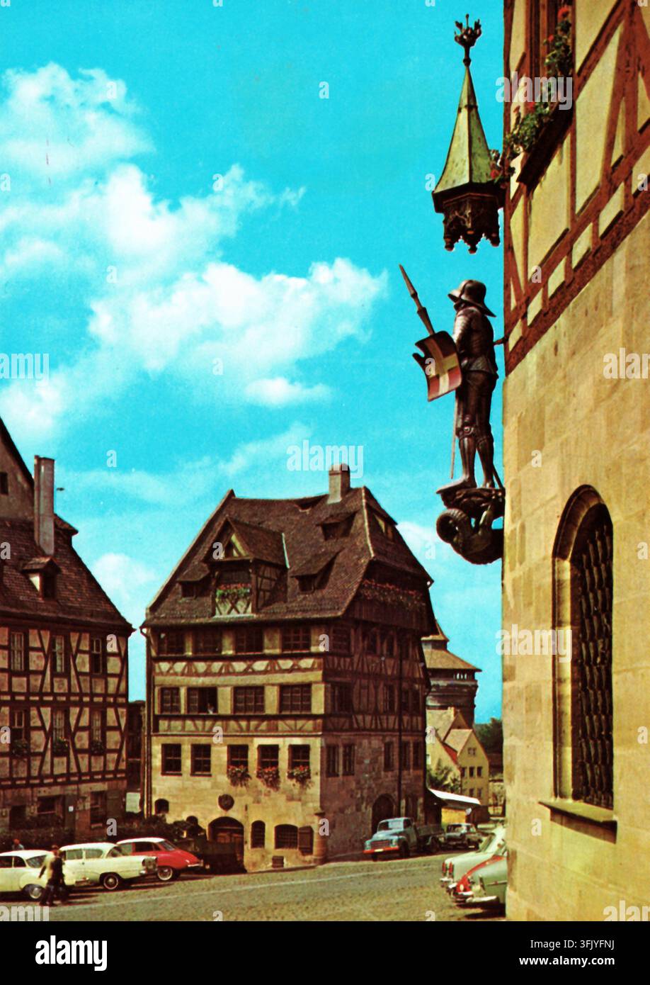 Cartolina vintage degli anni '60 di Norimberga, Germania, con la casa a graticcio di Albrecht Dürer e la scultura angolare del cavaliere di San Giorgio Foto Stock