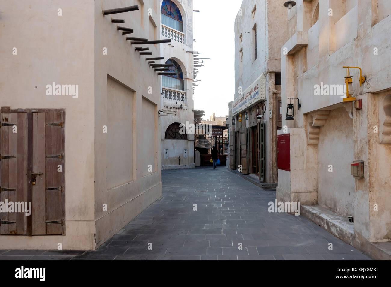 Doha, Qatar - 18 settembre 2026: Souq Waqif a Doha, Qatar, che mostra la sua architettura tradizionale qatarina, i vicoli stretti, gli edifici del patrimonio, i negozi Foto Stock