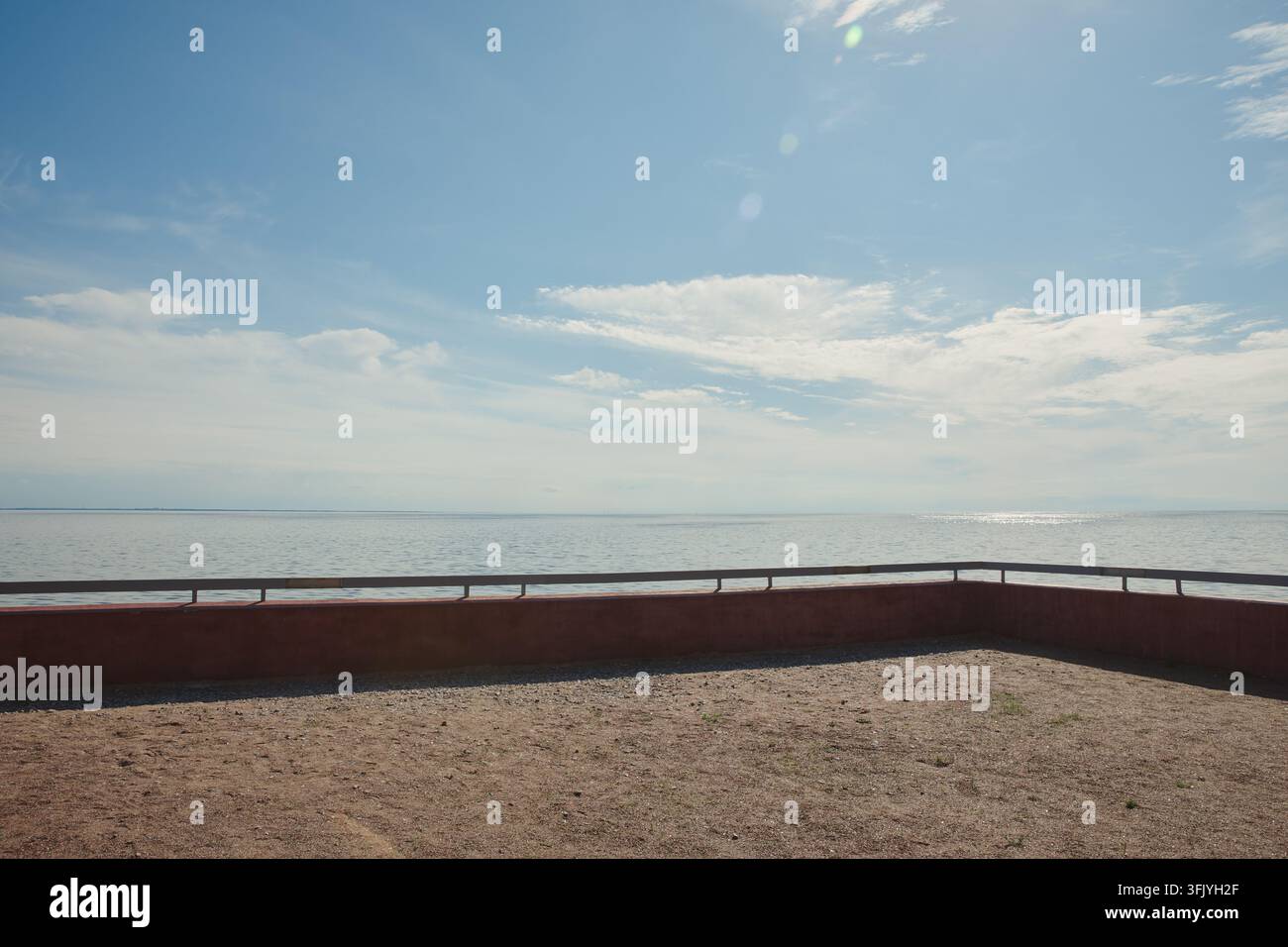 Piazzola di osservazione vuota che si affaccia su un mare calmo sotto un cielo soleggiato Foto Stock