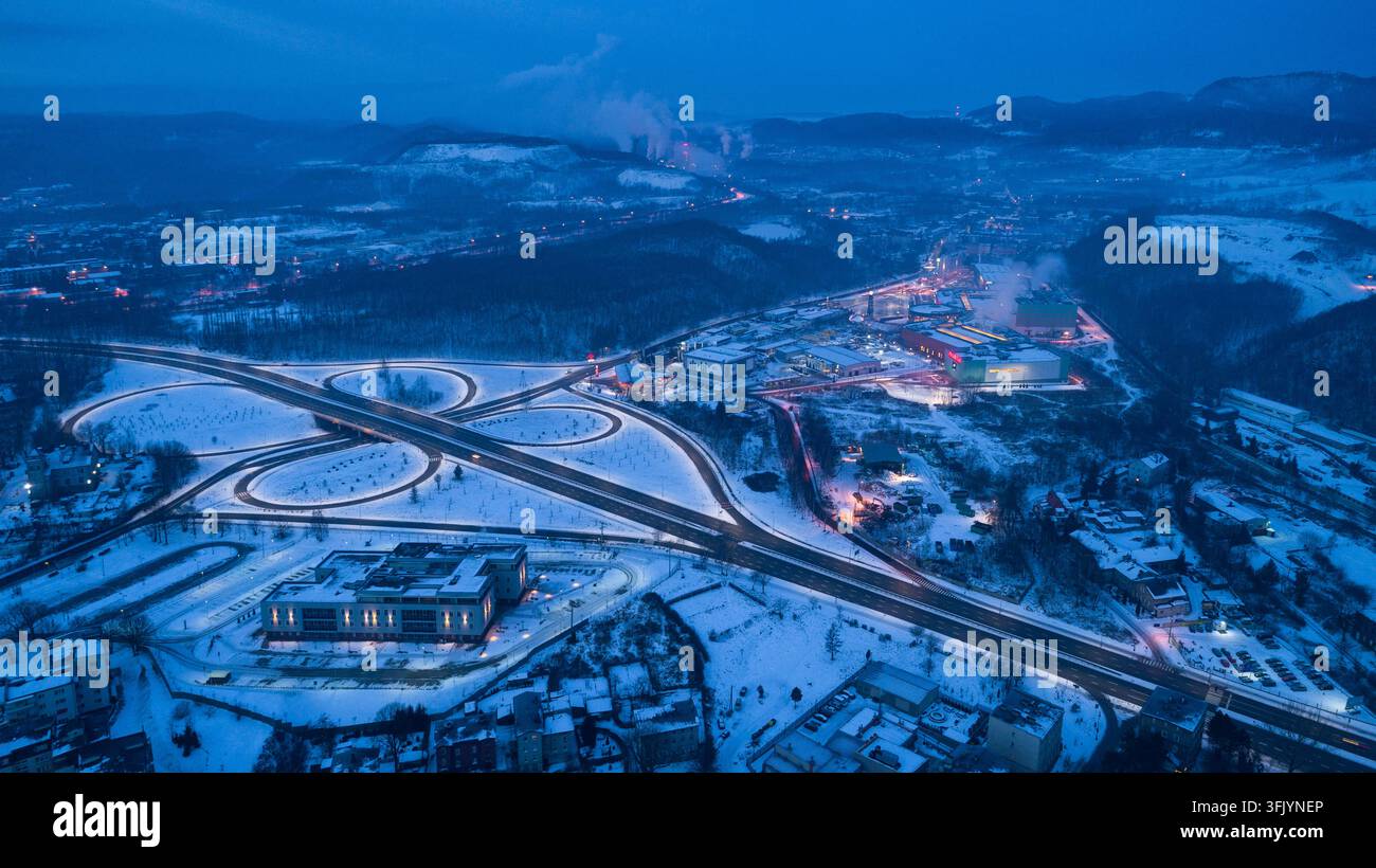 Walbrzych, Voivodato della Bassa Slesia, Polonia. Veduta aerea del cavalcavia in via Wladyslawa Sikorskiego. Foto Stock