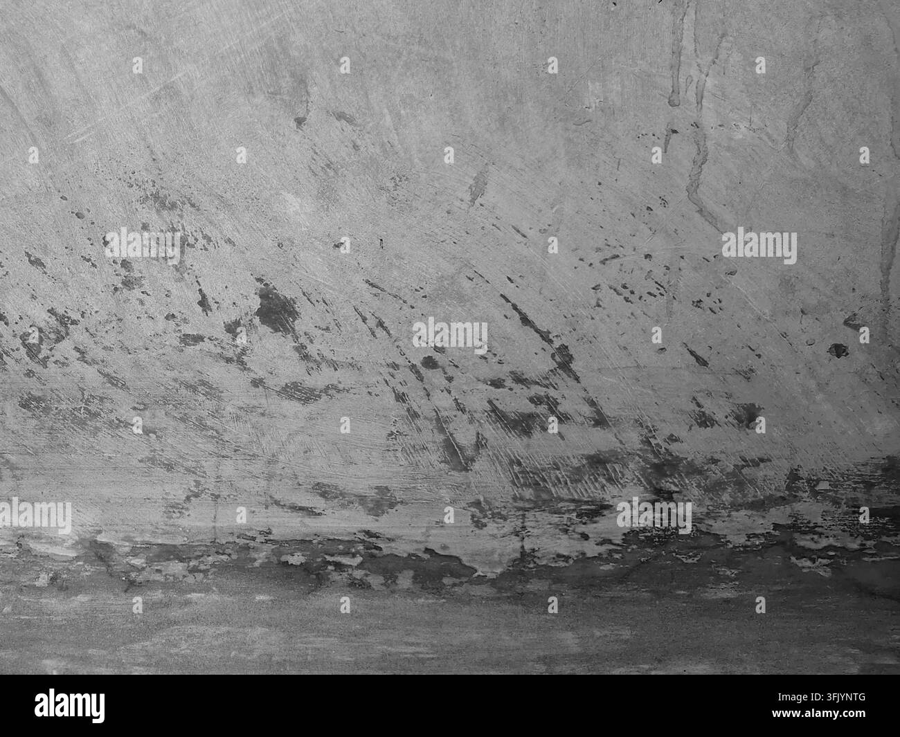 Texture murale in cemento grigio industriale grunge con macchie gravemente consumate e intonaco di cemento invecchiato Foto Stock