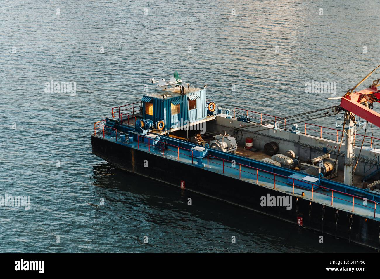 Chimera industriale con attrezzatura per gru galleggia sull'acqua calma del fiume. Concetto ingegneristico per costruzione, logistica, infrastrutture e operazioni marine Foto Stock