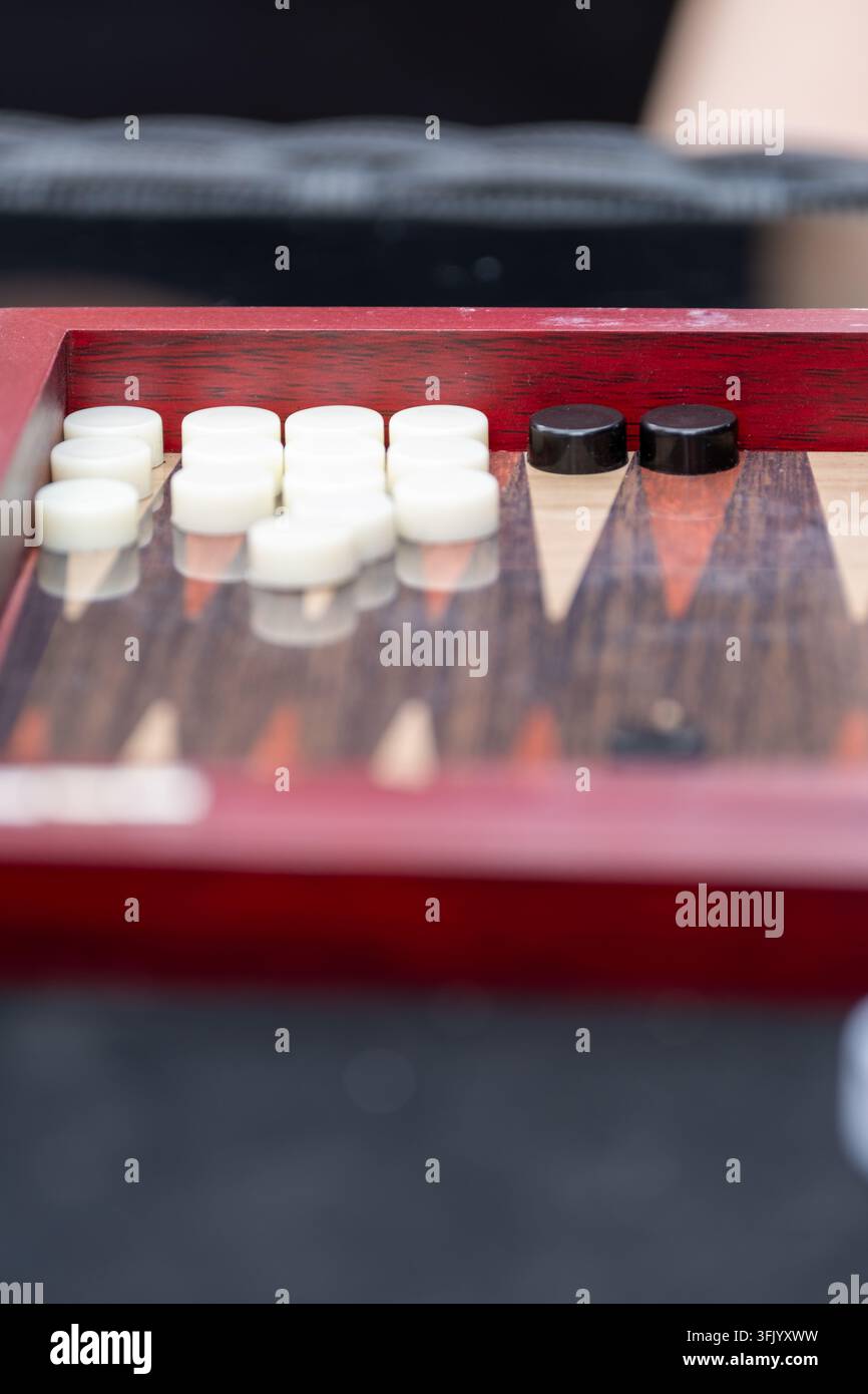 Prima di un classico tavolo da backgammon con pedine bianche e nere, perfetto per concetti di giochi di svago e strategia. Foto Stock