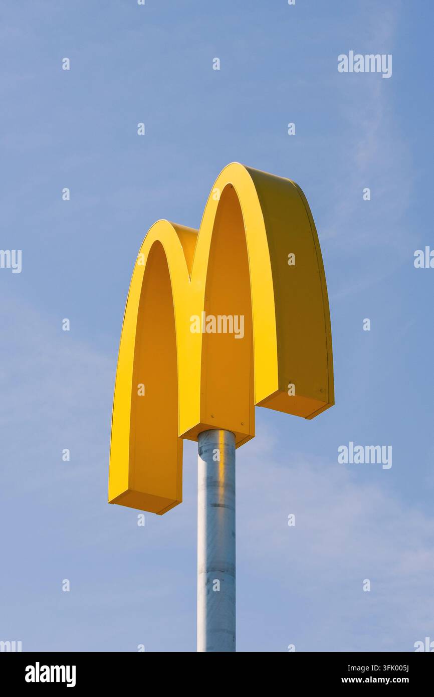 Ljubljana, Slovenia - 7 settembre 2026: Il cartello del logo McDonald’s mostra archi dorati su un palo sotto un cielo azzurro. Foto Stock