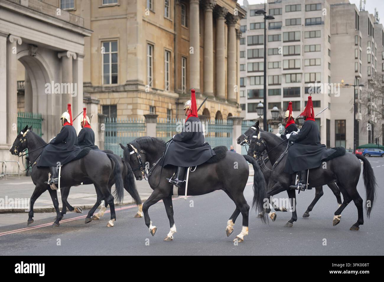 La Household Cavalry svolge funzioni cerimoniali, cavalcando davanti all'Apsley House Museum nella casa georgiana dell'Iron Duke con una collezione d'arte raffinata e un Can Foto Stock