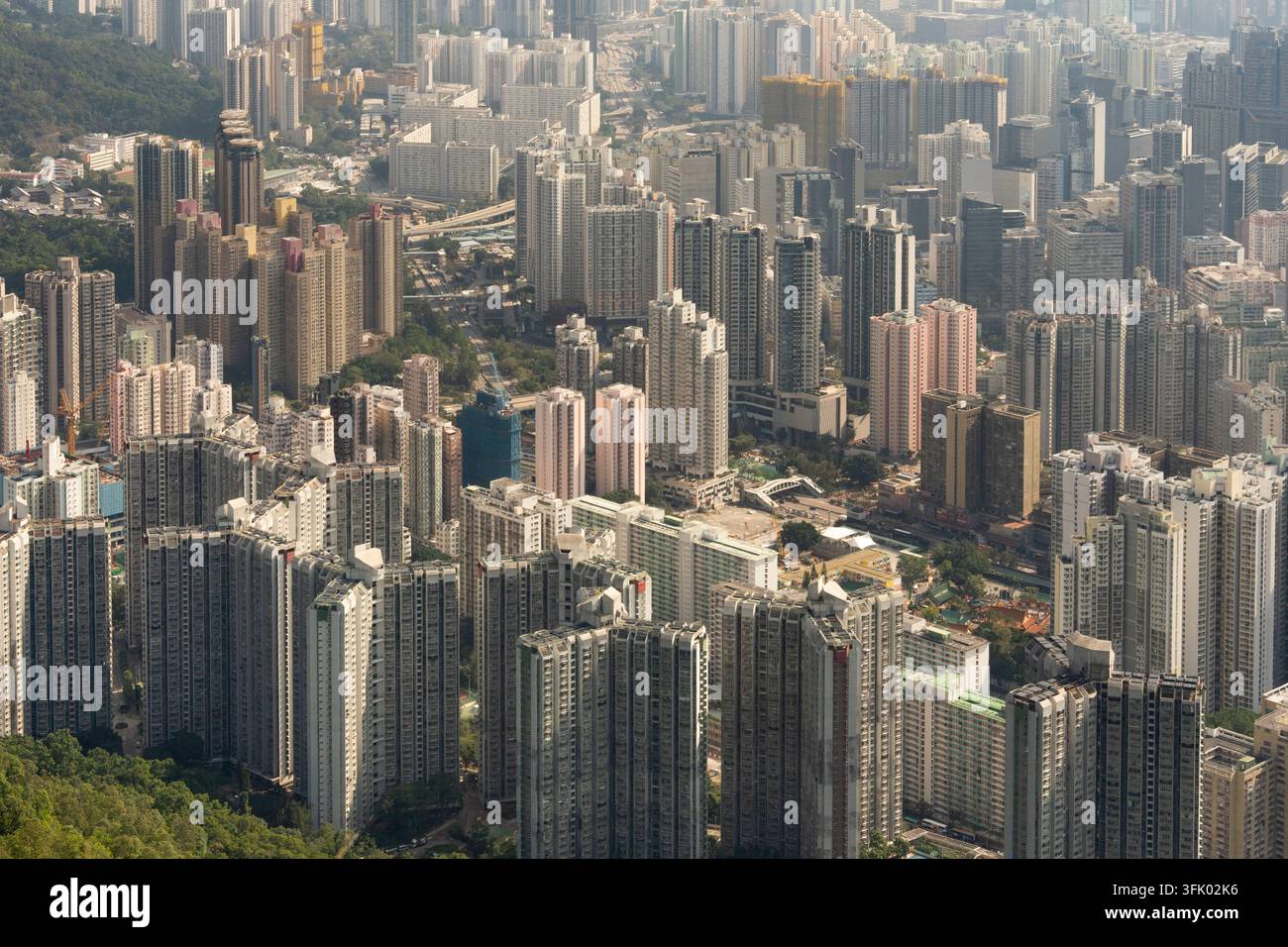 Il paesaggio urbano denso di Hong Kong a Kowloon mostra grattacieli torreggianti strettamente accatastati per massimizzare lo spazio limitato. Foto Stock