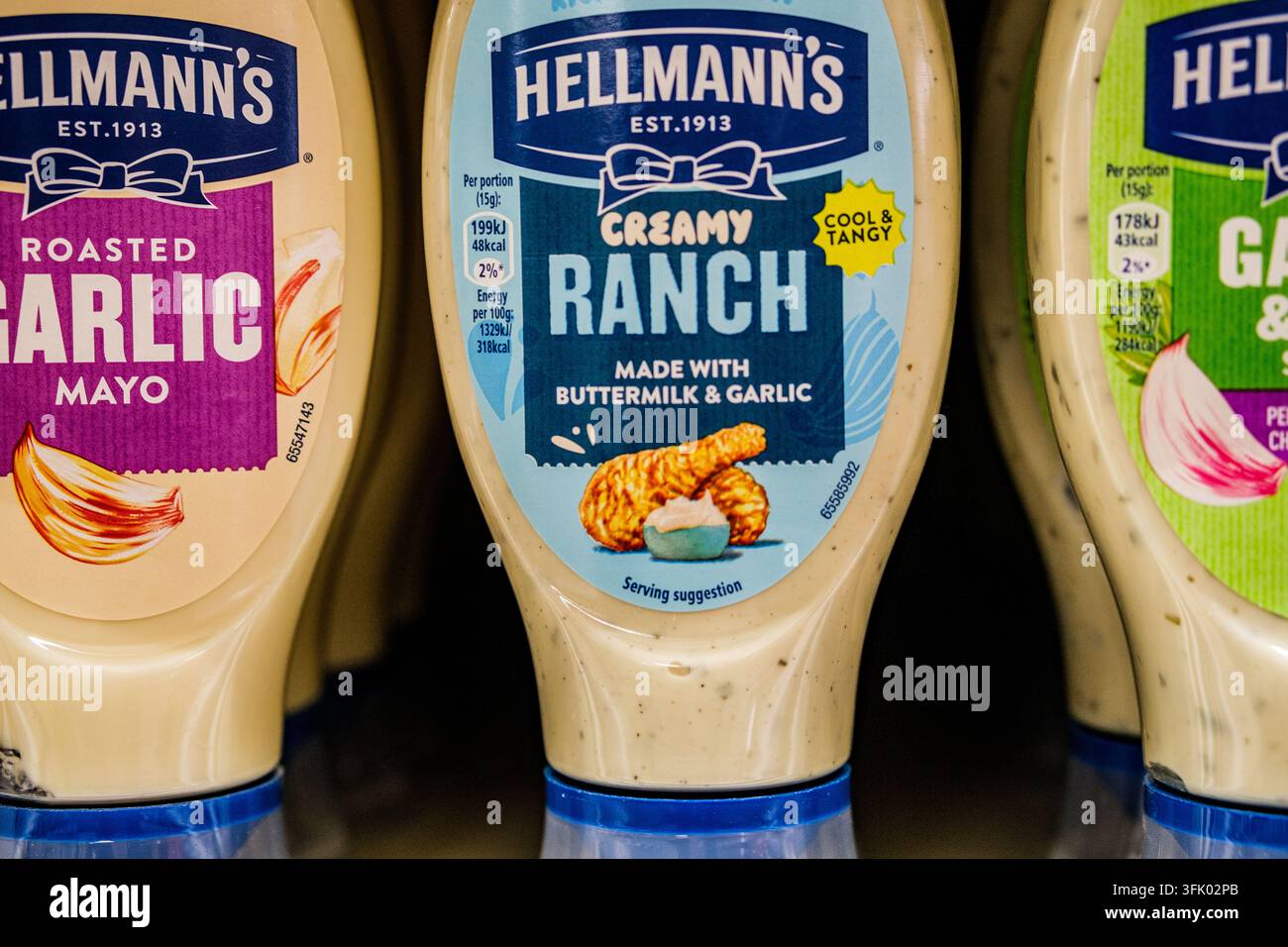 Londra, Regno Unito, 22 settembre 2026, Primo piano di una fila di bottiglie da spremere Hellmann's di maionese cremosa ranch e all'aglio arrosto Foto Stock