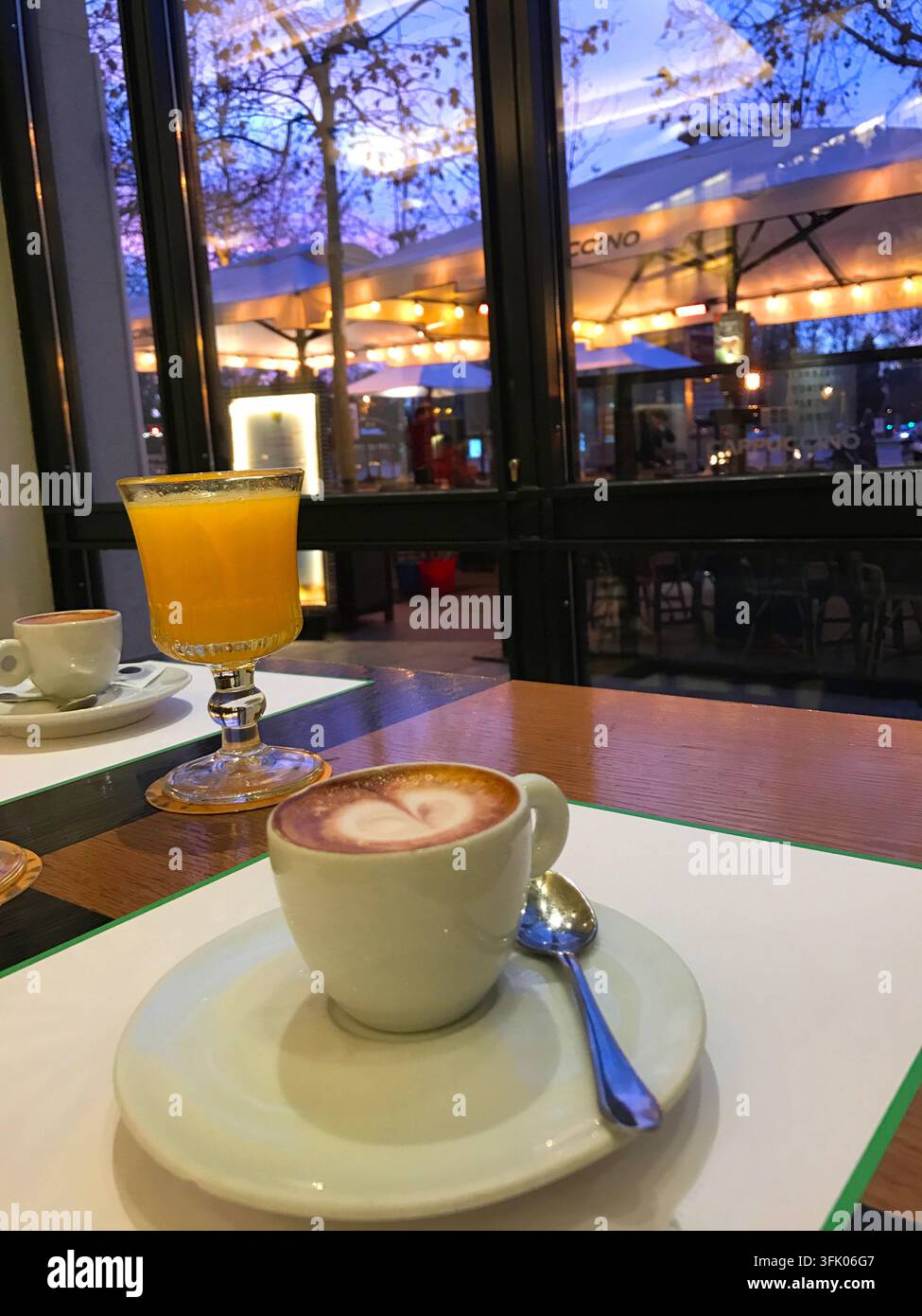 Tazza di caffè e succo d'arancia in un caffè. Madrid, Spagna. Foto Stock