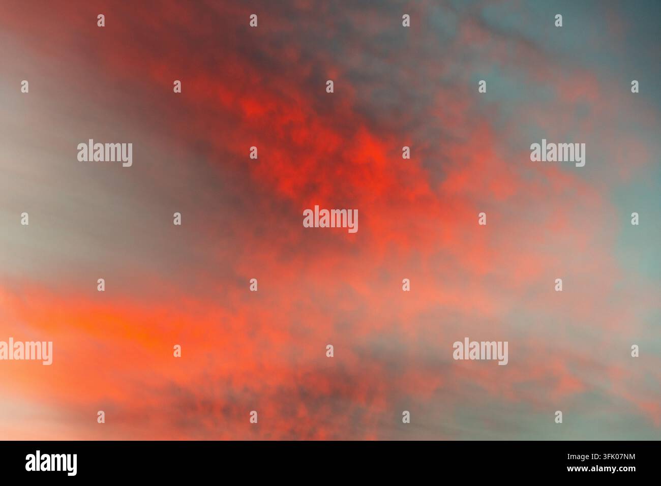 Cielo colorato al tramonto con nuvole arancioni e grigie Foto Stock